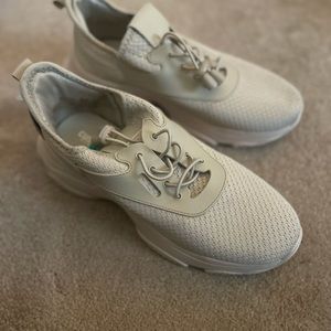 NWT casual walking shoes